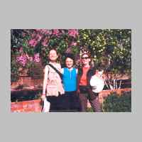 030-1009 Elena in der Mitte mit Mutter und Tochter Bachmann.jpg